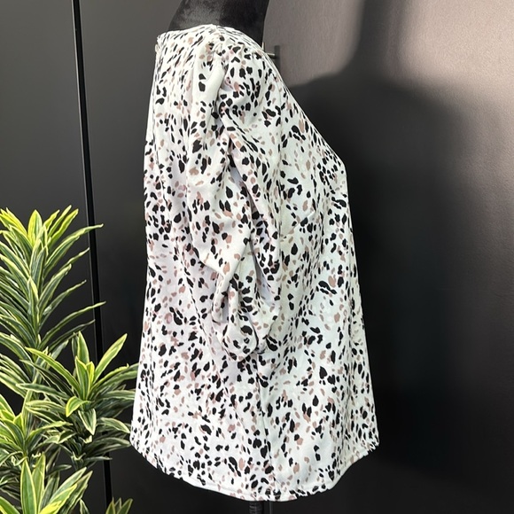 Melloday Ruched Mid sleeve, round neck,gold, zipper back patterned top - Picture 6 of 10